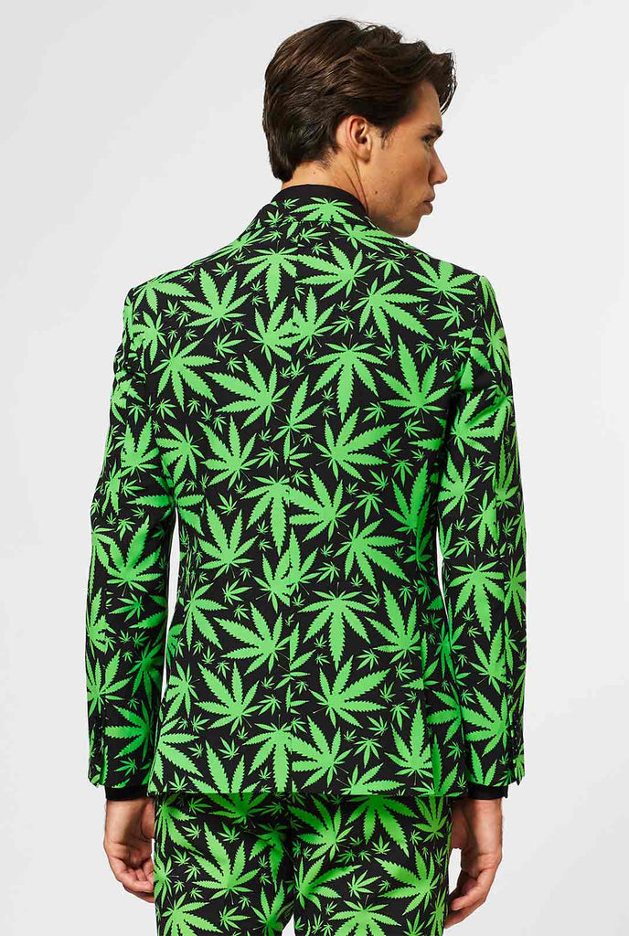 Mann, der schwarzen Herrenanzug mit grünem Cannabisabdruck trägt, Blick von hinten