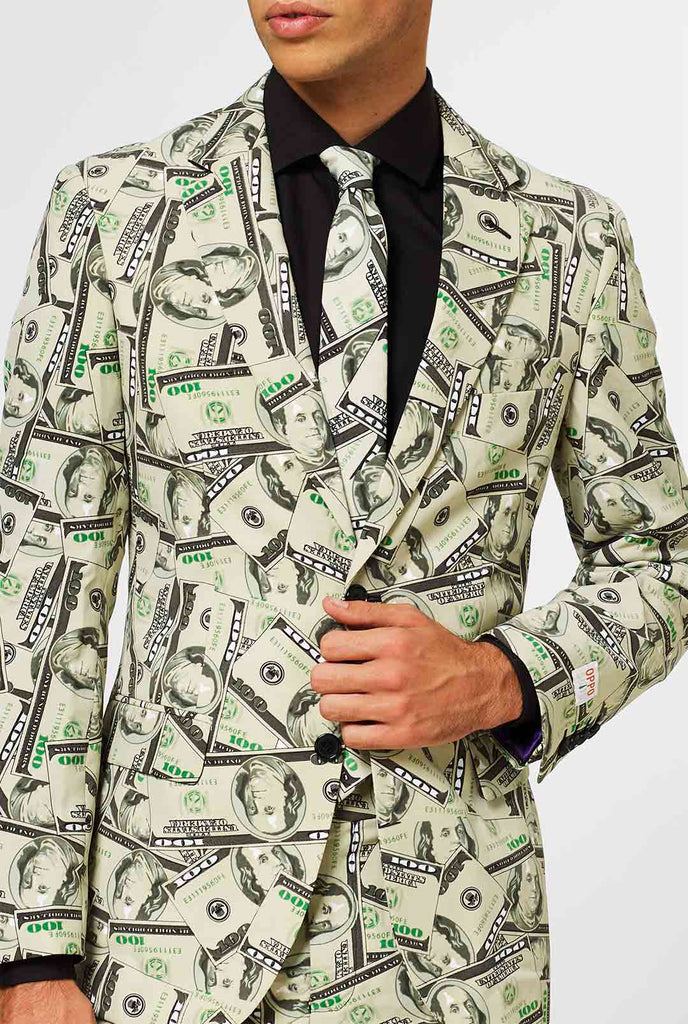 Mann, der Männeranzug mit Dollar, Gelddruck, Nahaufnahme trägt