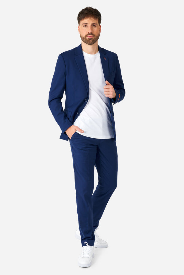 Mann, der lässigen blauen Business -Anzug trägt