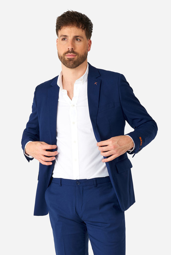 Mann, der lässigen blauen Business -Anzug trägt
