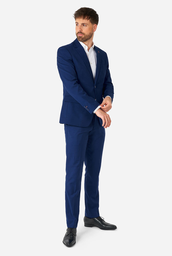 Mann, der lässigen blauen Business -Anzug trägt