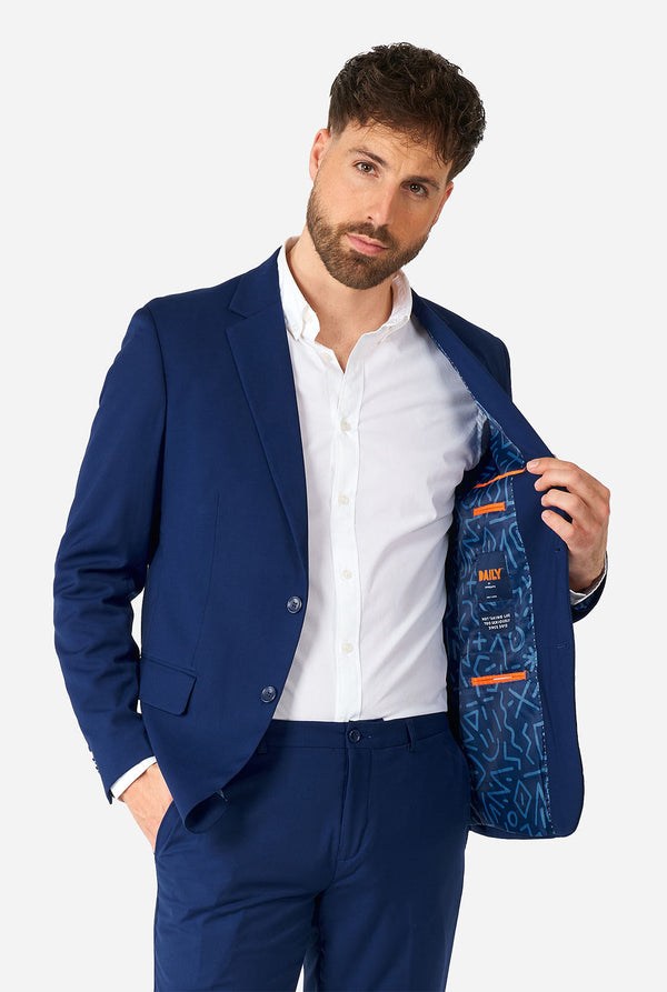 Mann, der lässigen blauen Business -Anzug trägt