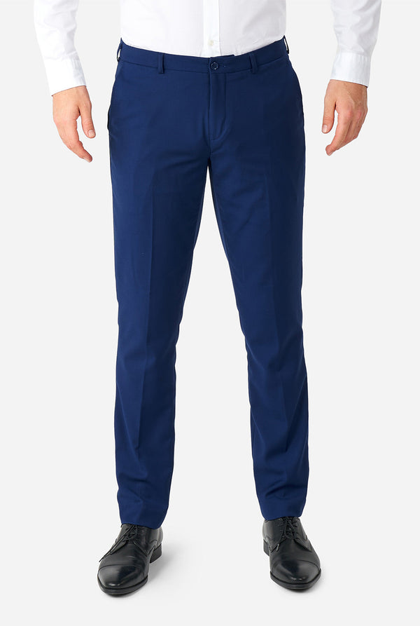 Mann, der lässigen blauen Business -Anzug trägt, Blick auf die Hose