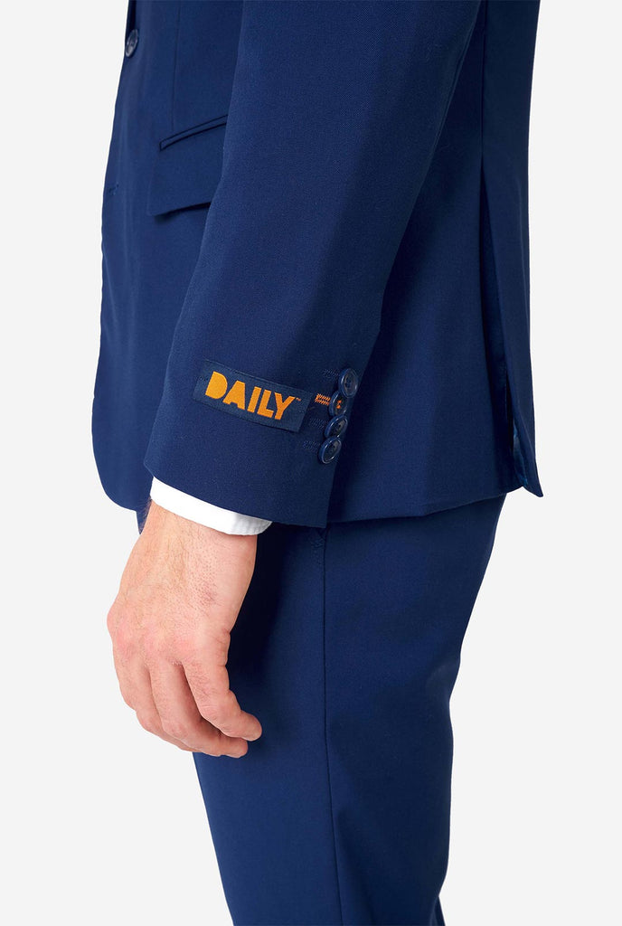 Mann, der lässigen blauen Business -Anzug trägt, Seitenblick in der Nähe