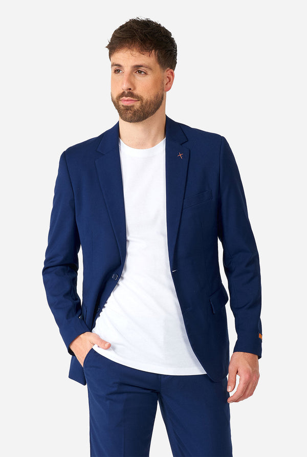 Mann, der lässigen blauen Business -Anzug trägt