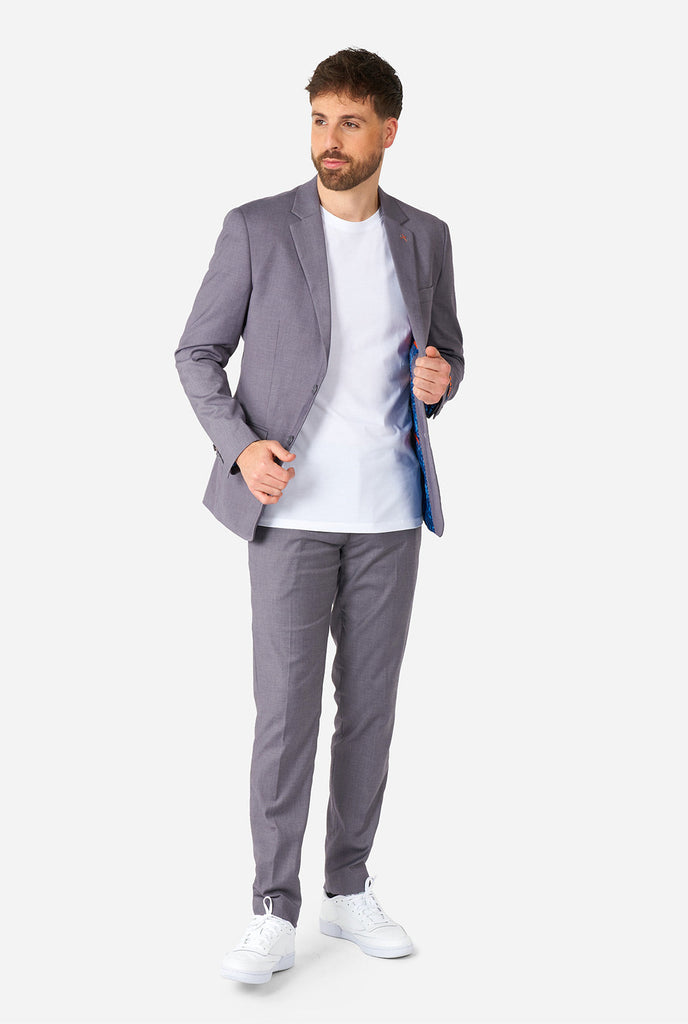 Mann, der lässige graue Business -Anzug trägt