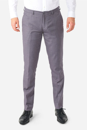 Mann, der lässigen grauen Business -Anzug trägt, Blick auf die Hose