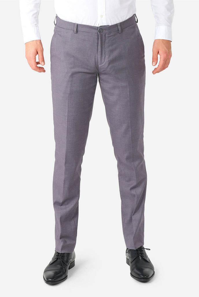 Mann, der lässigen grauen Business -Anzug trägt, Blick auf die Hose