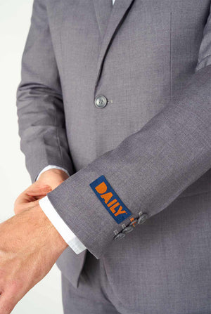 Mann, der lässigen grauen Business -Anzug trägt, Nahaufnahme