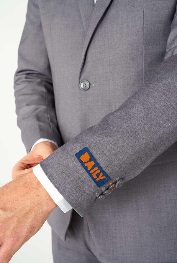 Mann, der lässigen grauen Business -Anzug trägt, Nahaufnahme