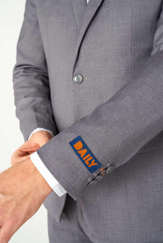 Mann, der lässigen grauen Business -Anzug trägt, Nahaufnahme