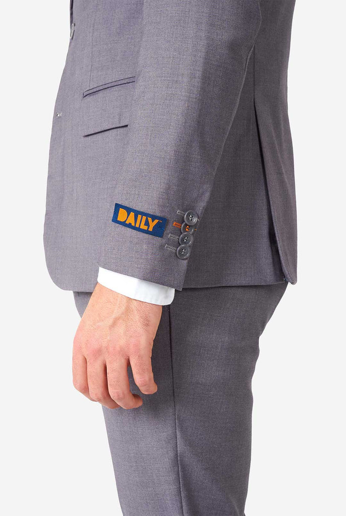 Mann, der lässige graue Business -Anzug trägt, Seitenblick in der Nähe
