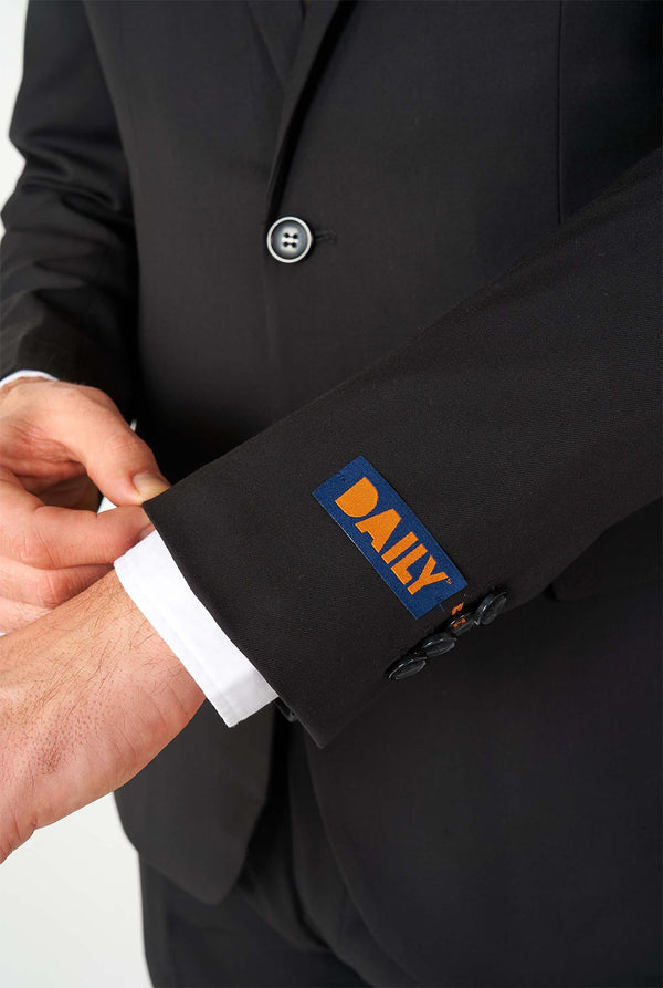 Mann, der lässige schwarze Business -Anzug trägt, Nahaufnahme
