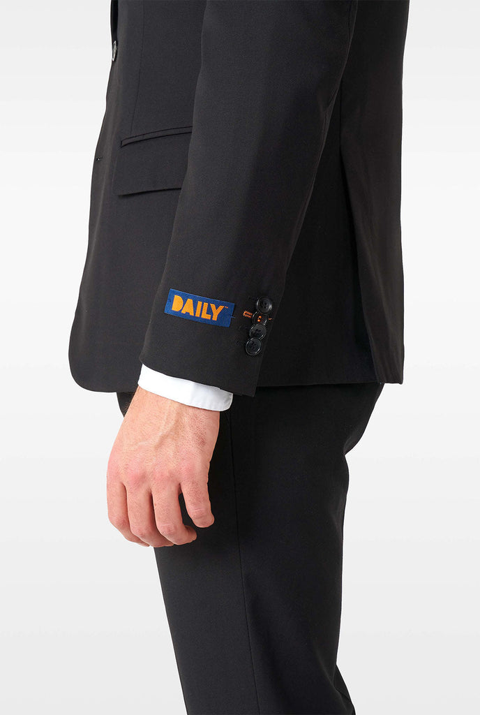 Mann, der lässige schwarze Business -Anzug trägt, Seitenblick in der Nähe