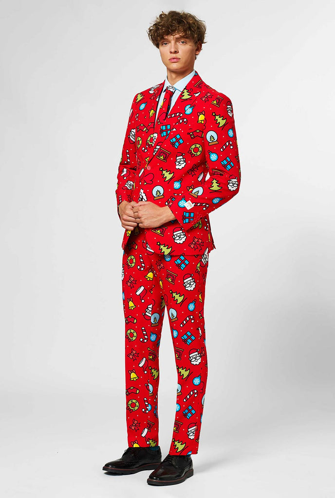 Roter Weihnachtsanzug mit Weihnachtsikonen, die vom Mann getragen werden