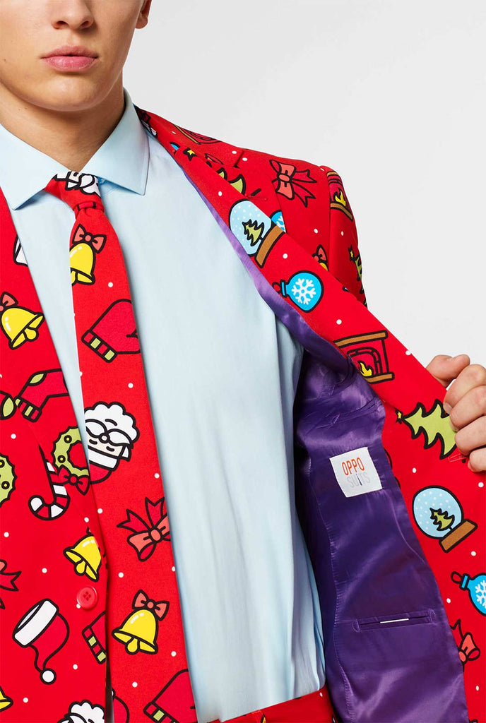 Roter Weihnachtsanzug mit Weihnachtssymbolen, die vom Mann getragen werden, der in der Jacke gezeigt ist