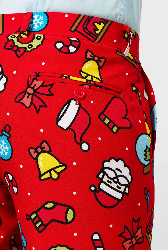 Rote Weihnachtsanzughose mit Weihnachtsikonen, die vom Mann getragen werden