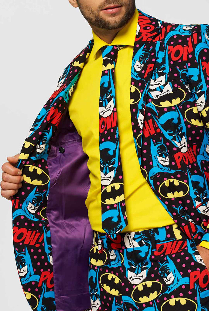 Batman -Themenanzug mit Comic -Ikonen, die vom Mann getragen werden, Nahaufnahme Jacke und Krawatte