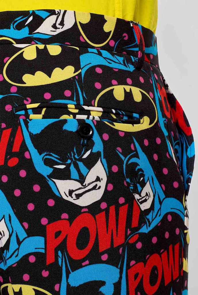 Batman -Themenanzug mit Comic -Ikonen, die vom Mann getragen werden, Nahaufnahme Hose