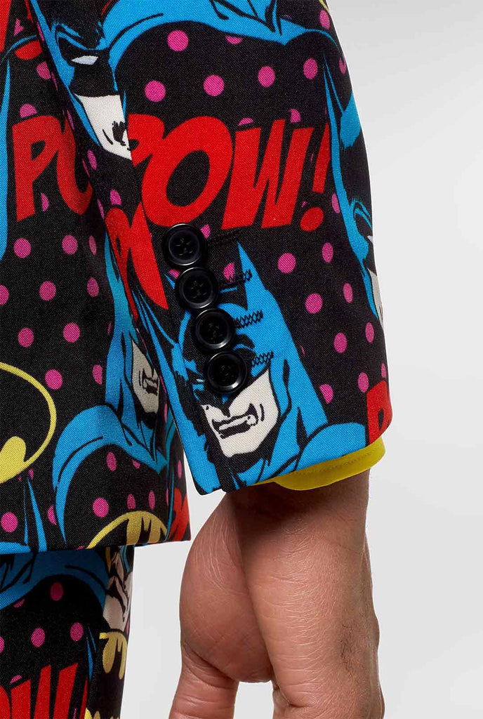 Batman -Themenanzug mit Comic -Ikonen, die vom Mann getragen werden, Nahaufnahme Ärmel
