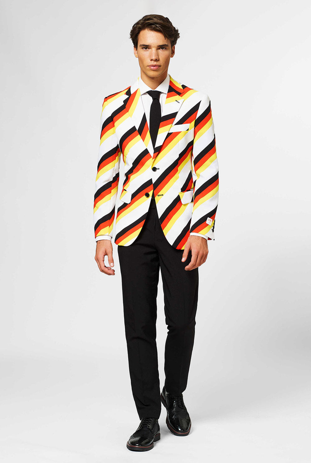 Mann, der deutsche Flagge Jacke trägt