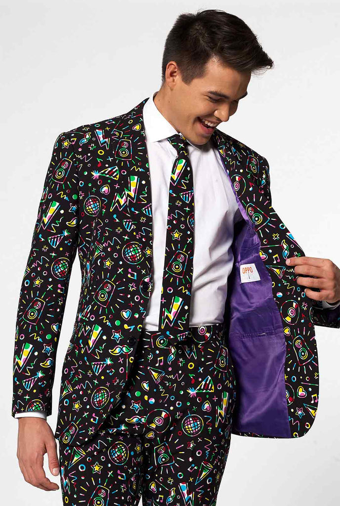 Lustiger Carnaval -Anzug Disco Dude, der von Mann getragen wird, der in die Jacke schaut