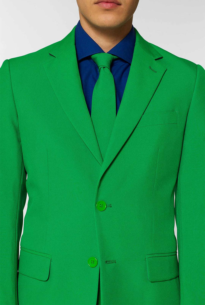 Mann, der grünen Herrenanzug und dunkelblaues Hemd trägt, Nahaufnahme