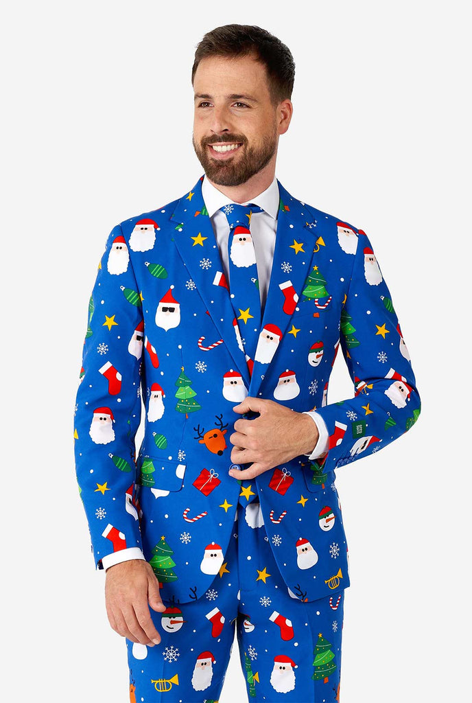Mann, der blauen Weihnachtsanzug trägt