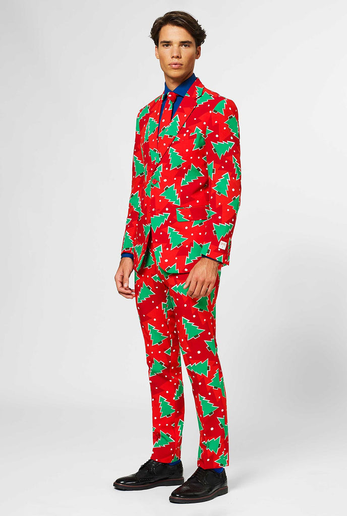 Roter Weihnachts -Männeranzug mit Kiefernabdruck vom Mann getragen