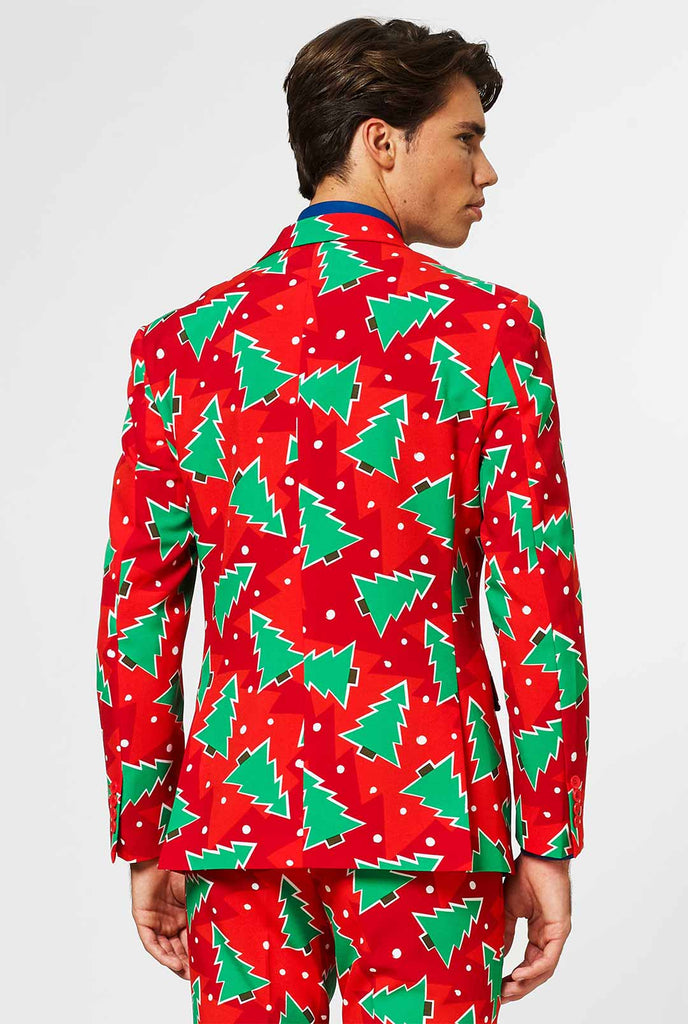 Roter Weihnachtsanzug mit Kiefernabdruck, getragen von Mann, Blick von hinten