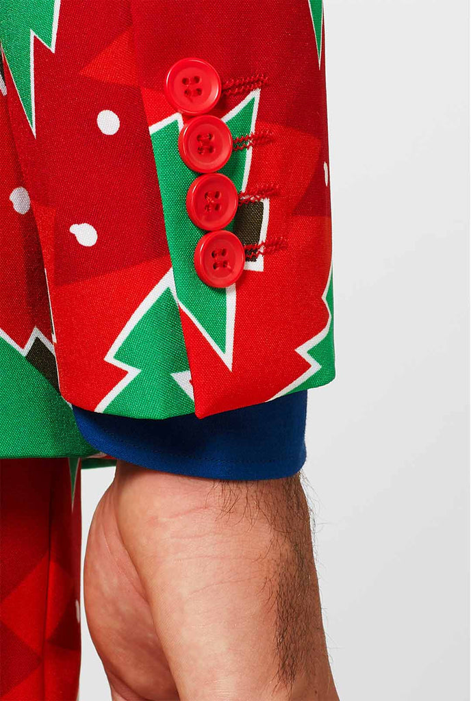 Rote Weihnachtsanzugshülle mit Kiefernbaumdruck vom Mann getragen, Nahaufnahme Ärmel