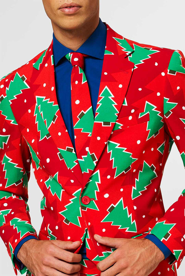 Roter Weihnachtsanzug mit Kiefernabdruck vom Mann getragen