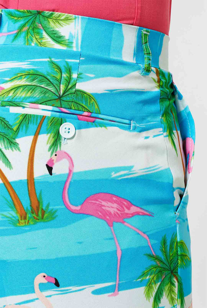Blaue und weiße Hosen mit tropischem Flamingo -Druck aus der Nähe