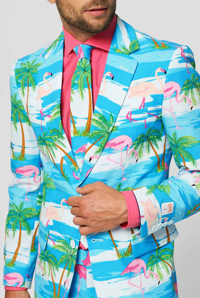 Blauer und weißer Anzug mit tropischem Flamingo -Druck der vom Mann getragen wird, Nahaufnahme Jacke
