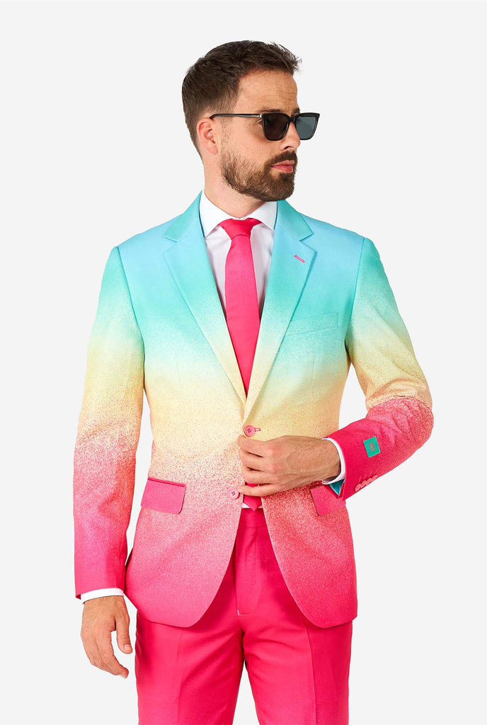 Mann, der Regenbogenfarbe Anzug trägt