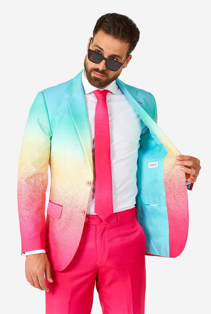 Mann, der Regenbogenfarbe Anzug trägt, Jacke im Inneren anzeigen