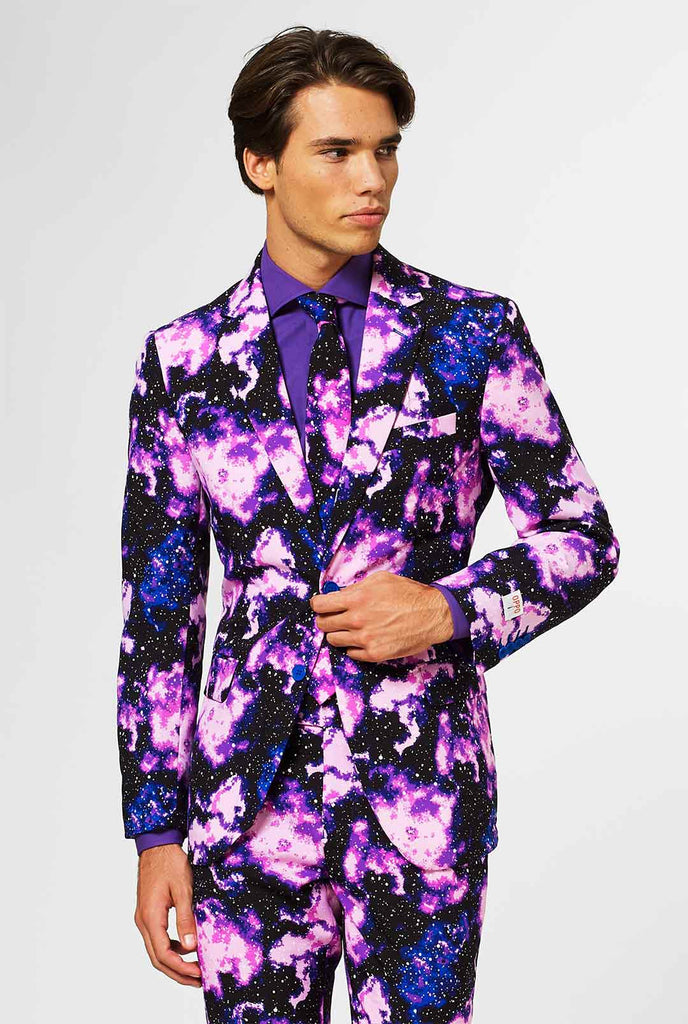 Mann, der Anzug mit Galaxy Milkyway -Druck trägt