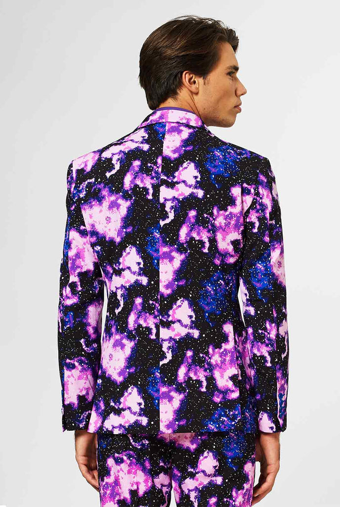 Mann, der Anzug mit Galaxy Milkyway -Druck trägt