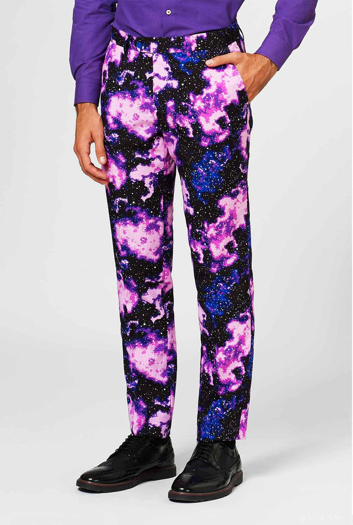 Mann, der Anzug mit Galaxy Milkyway -Druck trägt, Blick auf Hose