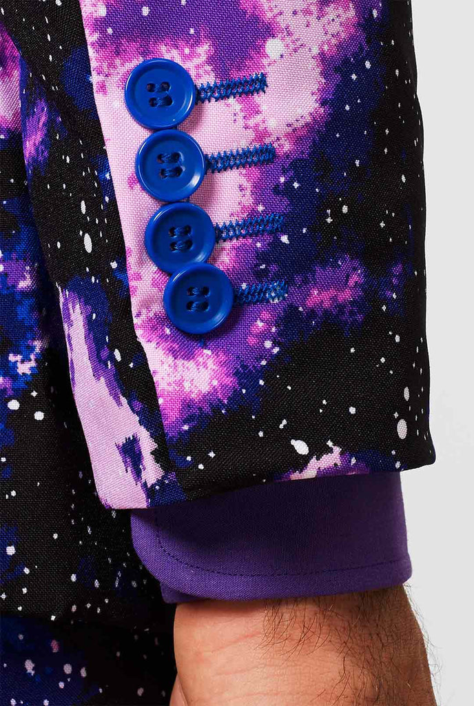 Mann, der Anzug mit Galaxy Milkyway -Druck trägt, in der Nähe von Ärmeln