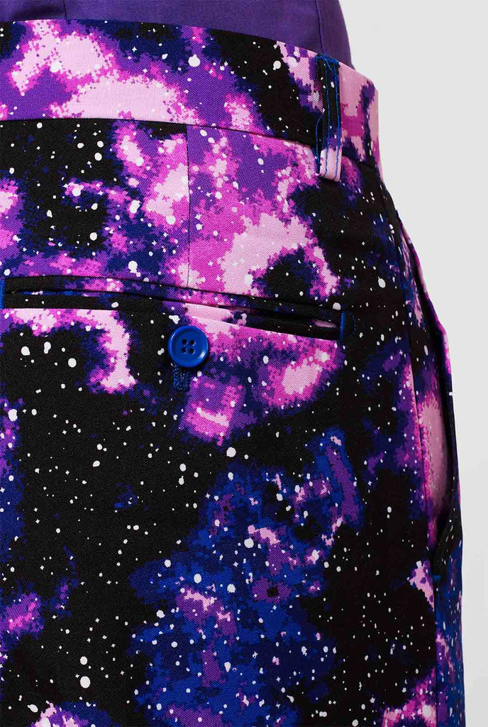 Mann, der Anzug mit Galaxy Milkyway -Druck trägt, Nahaufnahme