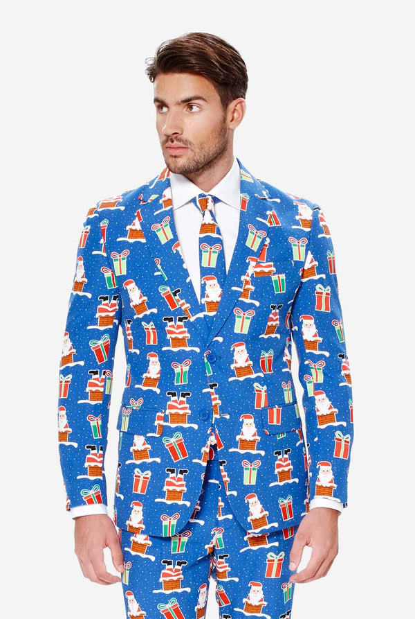 Mann, der blauen Weihnachtsanzug mit Weihnachtselikonen trägt