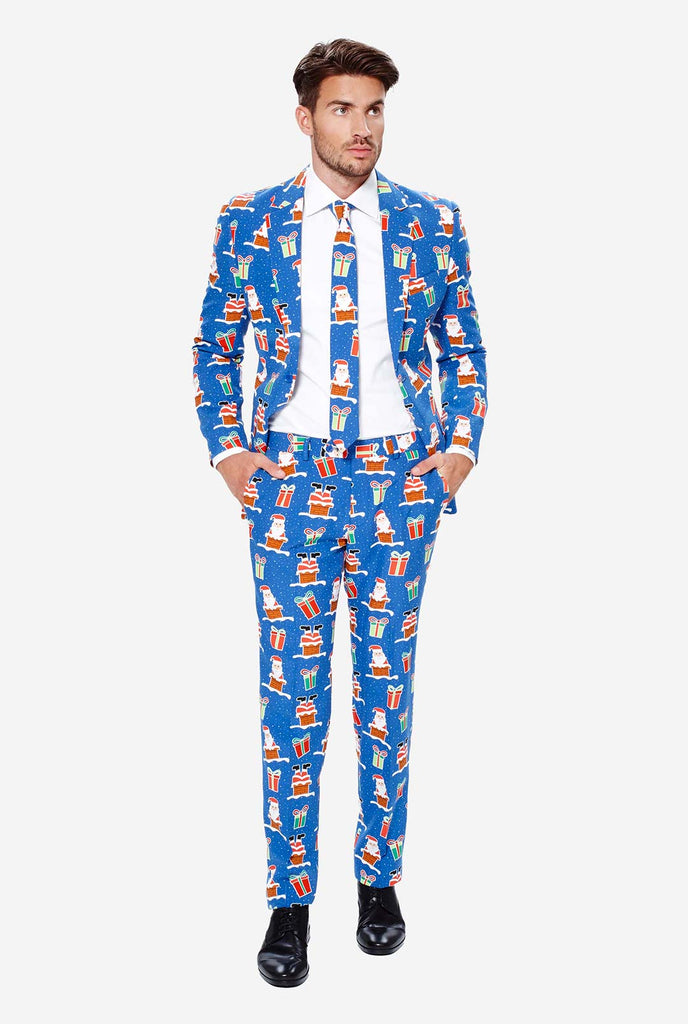 Mann, der blauen Weihnachtsanzug mit Weihnachtselikonen trägt