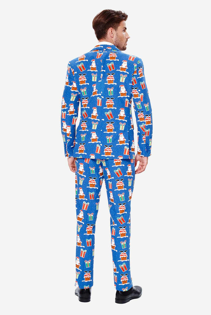 Mann, der blauen Weihnachtsanzug mit Weihnachtselikonen trägt, Blick von hinten