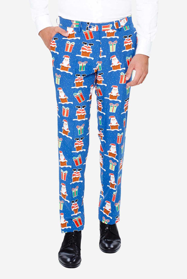 Mann, der blauen Weihnachtsanzug mit Weihnachtselikonen trägt, Blick auf Hose