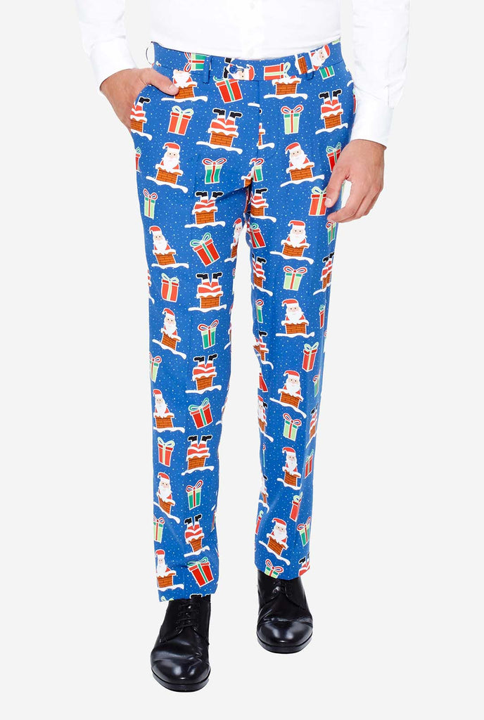 Mann, der blauen Weihnachtsanzug mit Weihnachtselikonen trägt, Blick auf Hose