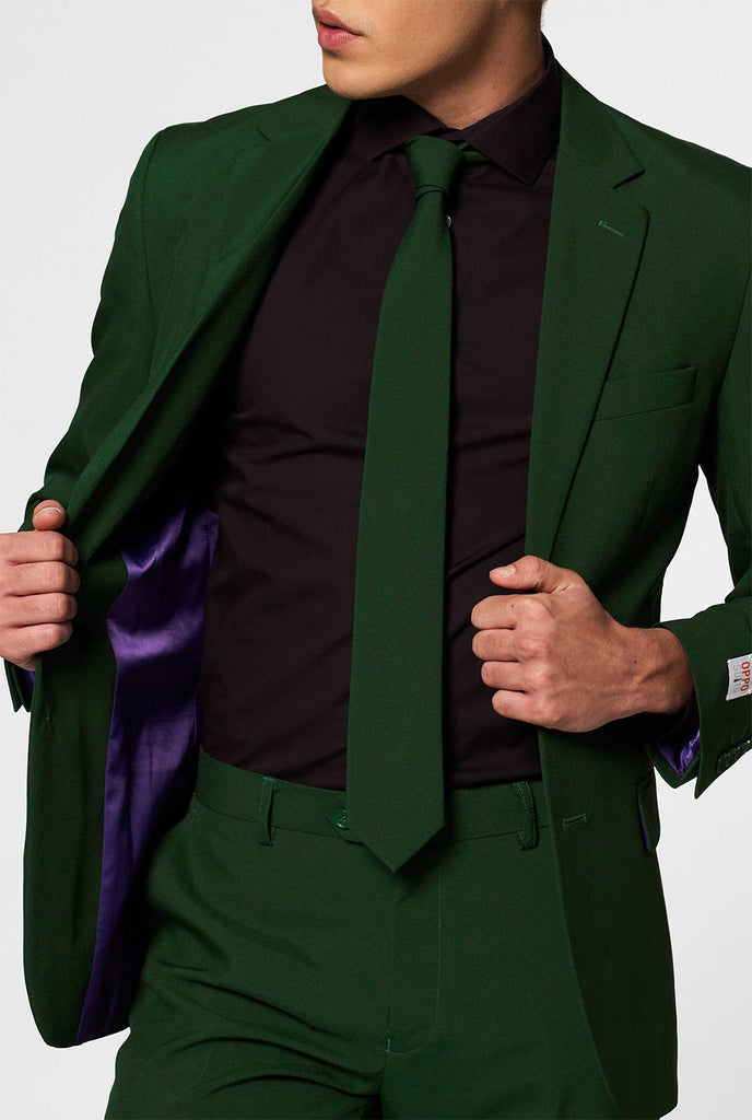 Fest farbiger dunkelgrüner Männeranzug herrliches Grün, das von Männern in der Tasche getragen wird