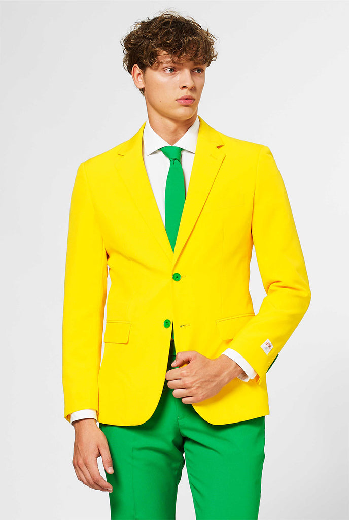 Mann, der grünen und gelben Anzug trägt