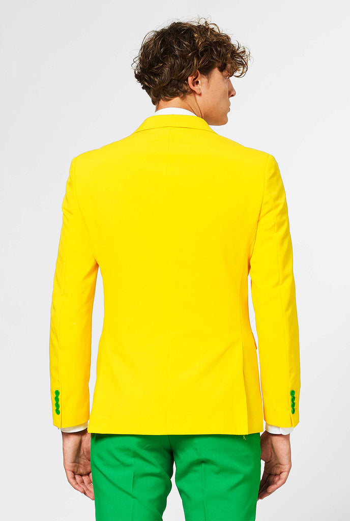 Mann, der einen grünen und gelben Anzug trägt, Blick von hinten