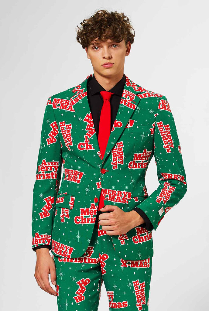 Mann, der grünen Weihnachtsanzug mit rote Weihnachtsphrasen trägt